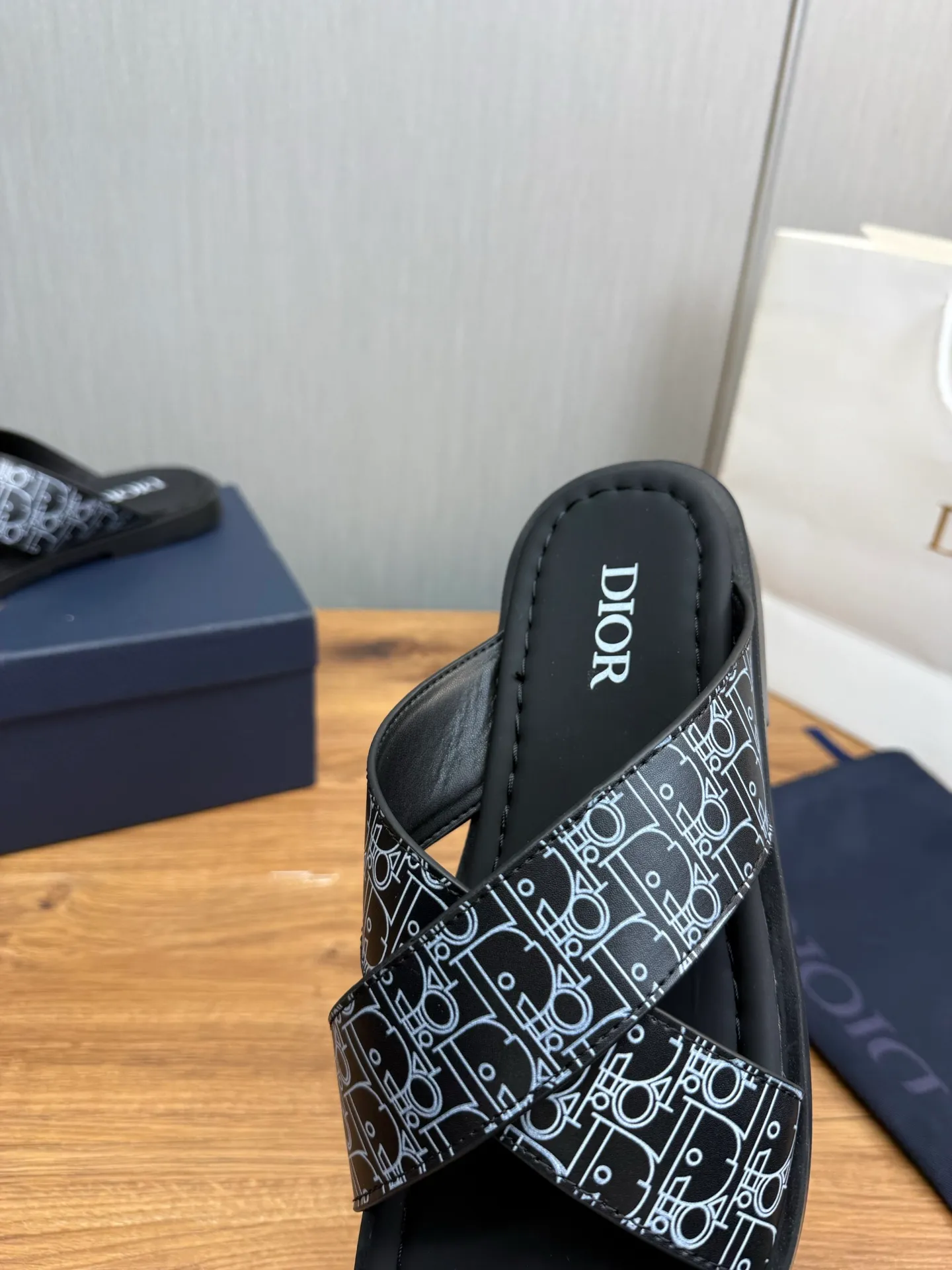 Men's shoes 💰300💰 Dior. Popular slippers hot sale 🔥 Available all year round ✅ Original original material 🩴 SIZE: 38-46 (45.46 non-refundable)